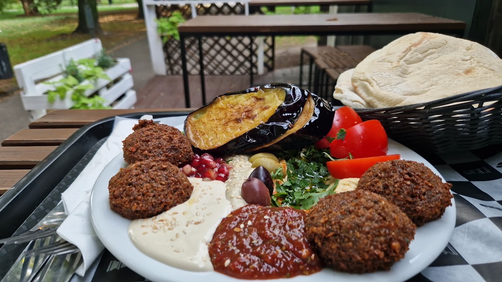 Mezze hummus & falafel: food & drinks