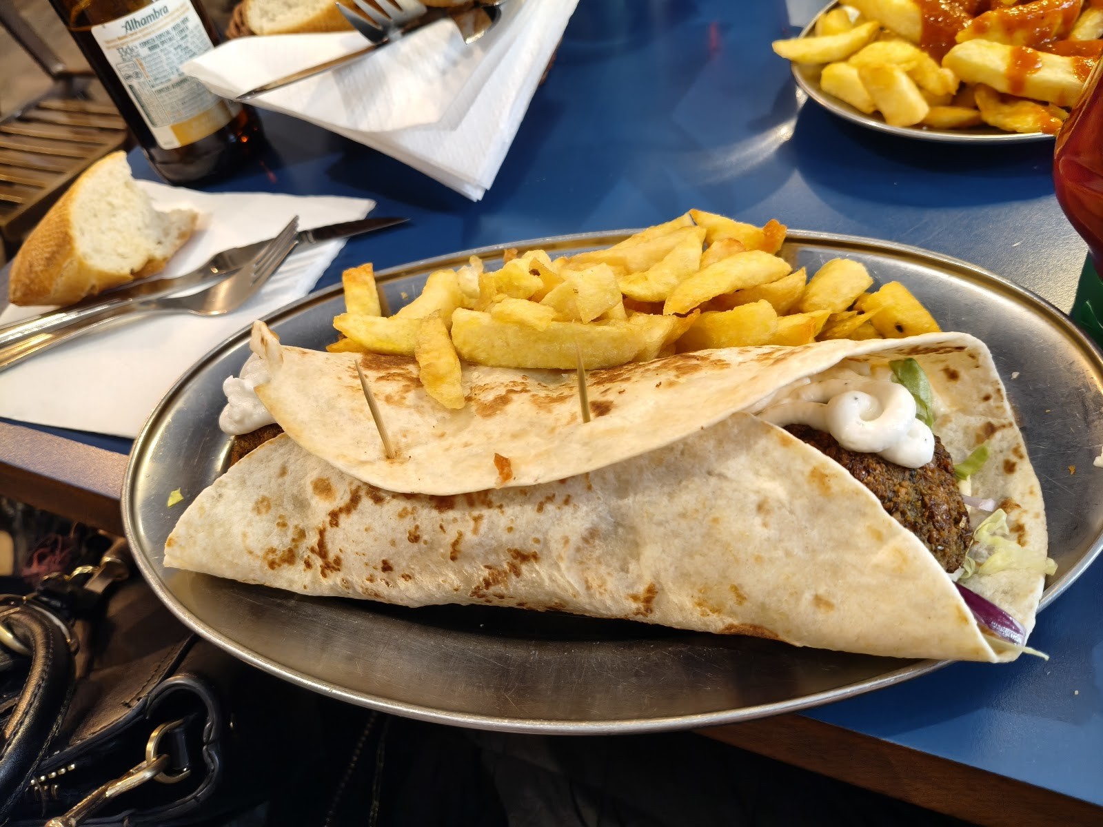 B13 bar: food & drinks