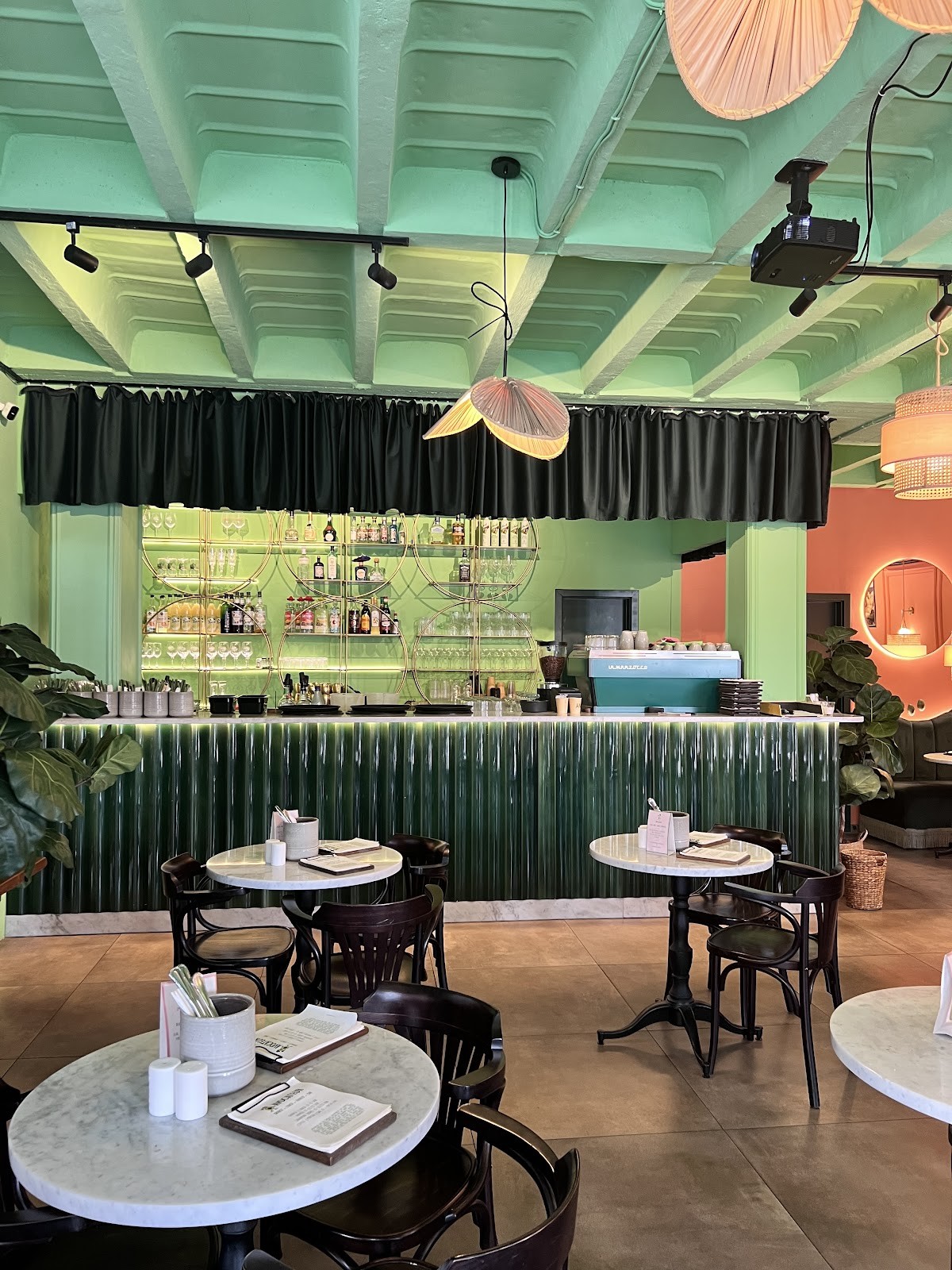 Avocateur: the place