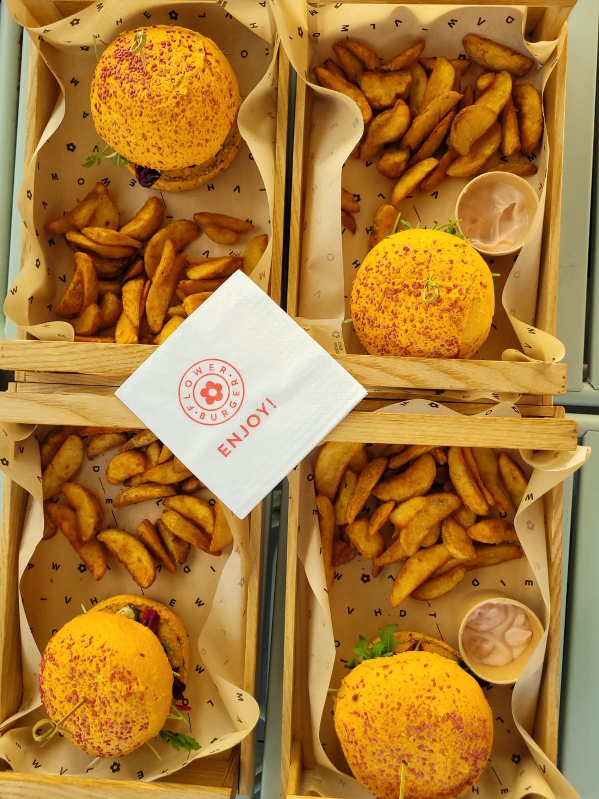 Flower Burger: food & drinks
