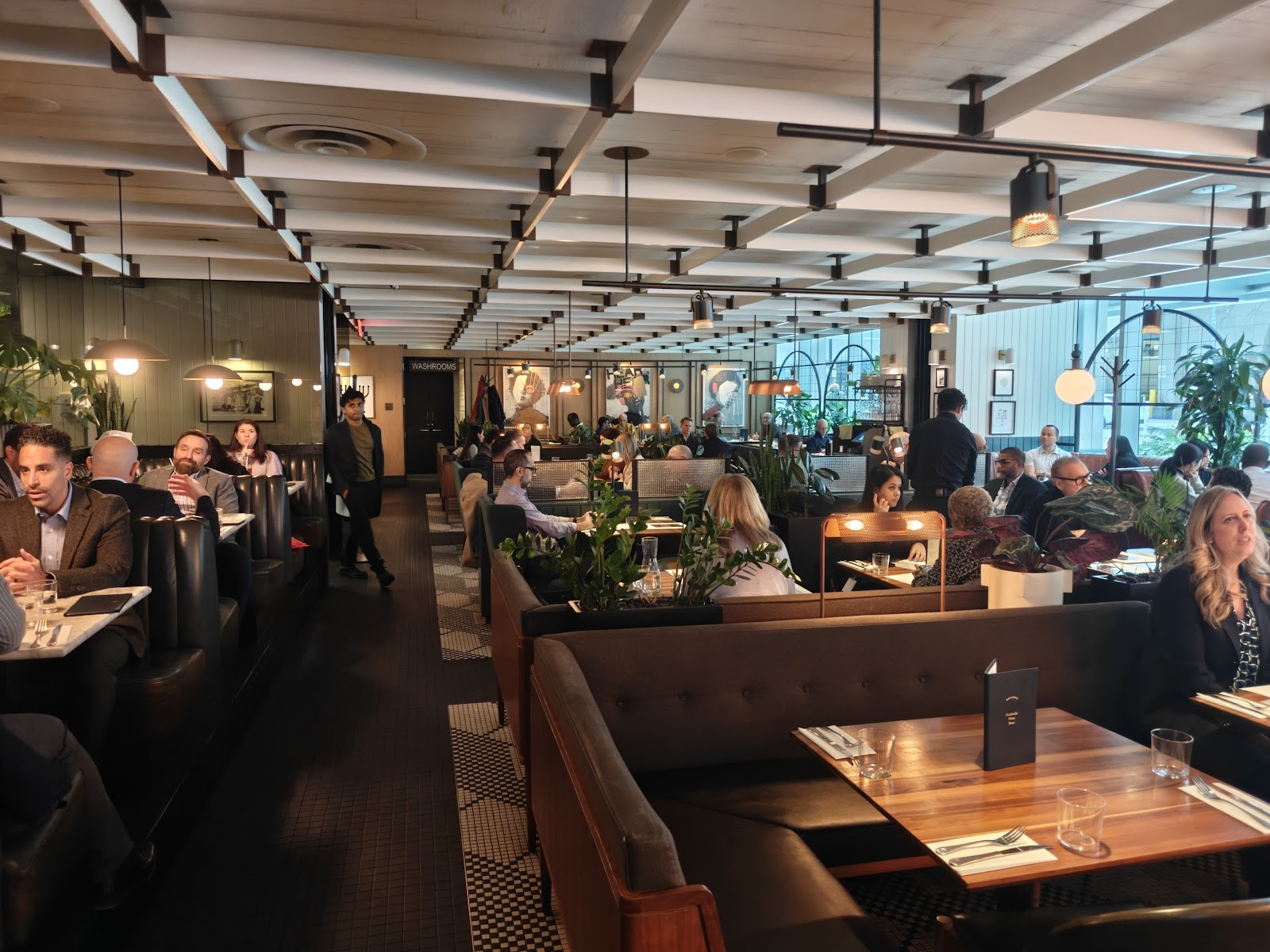 Earls Kitchen + Bar - Financial District (King & University): the place