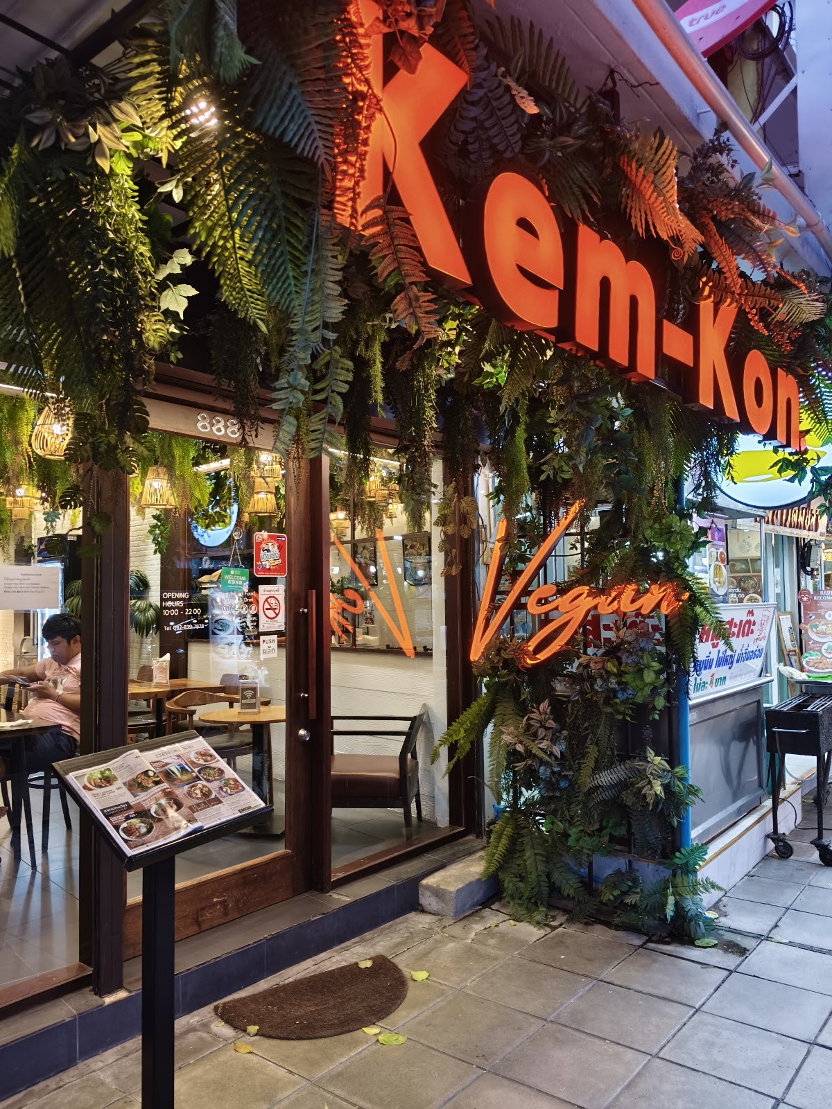 Kem-Kon Charoennakhon (เข้ม-ข้น เจริญนคร) 100% Vegan: the place