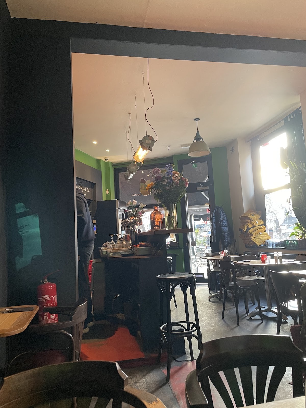 Bar d'Henri: the place