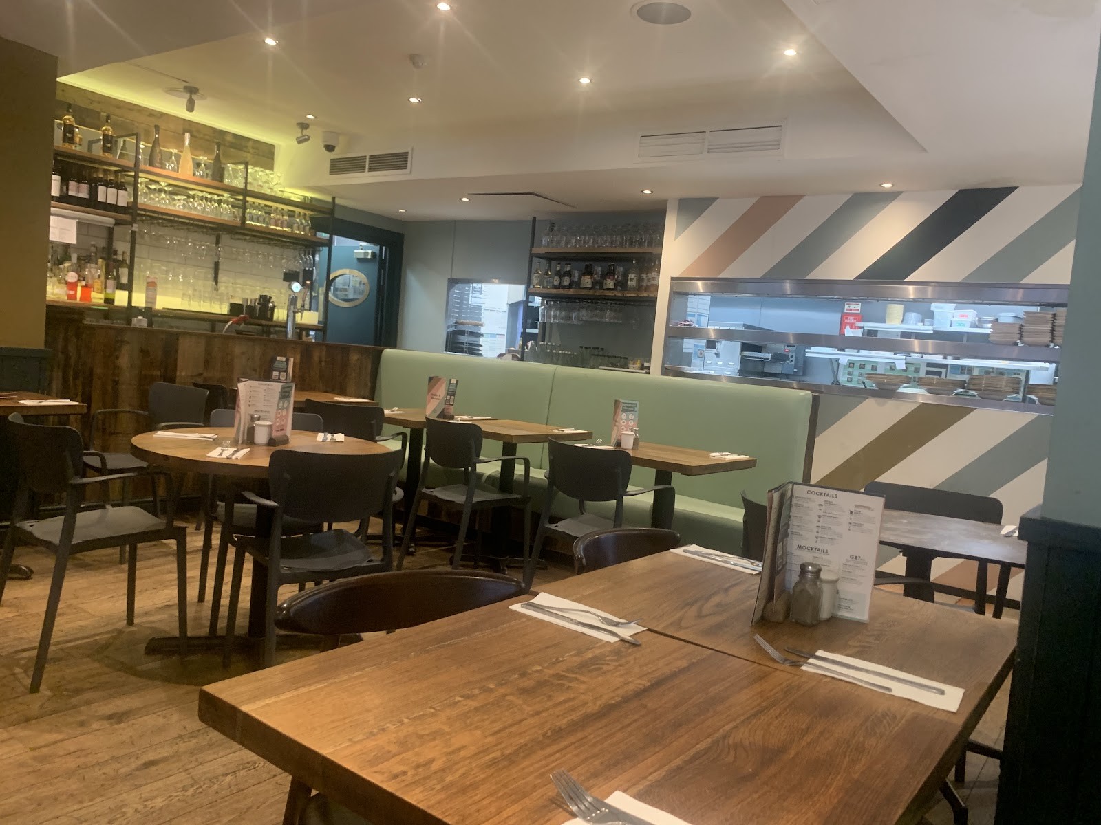Bella Italia Queensway 108: the place