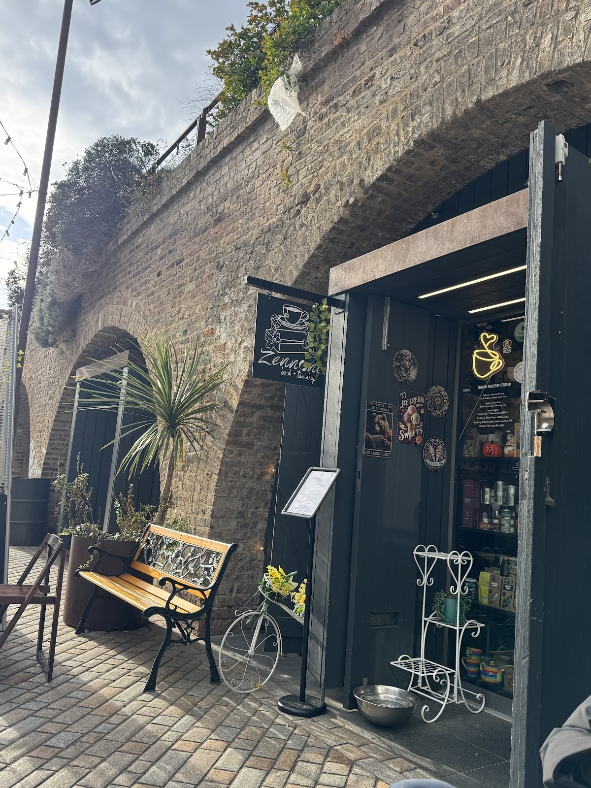 ZENNONI Book, Gifts and Tea Room (cafe with Greek Food & Desserts): the place