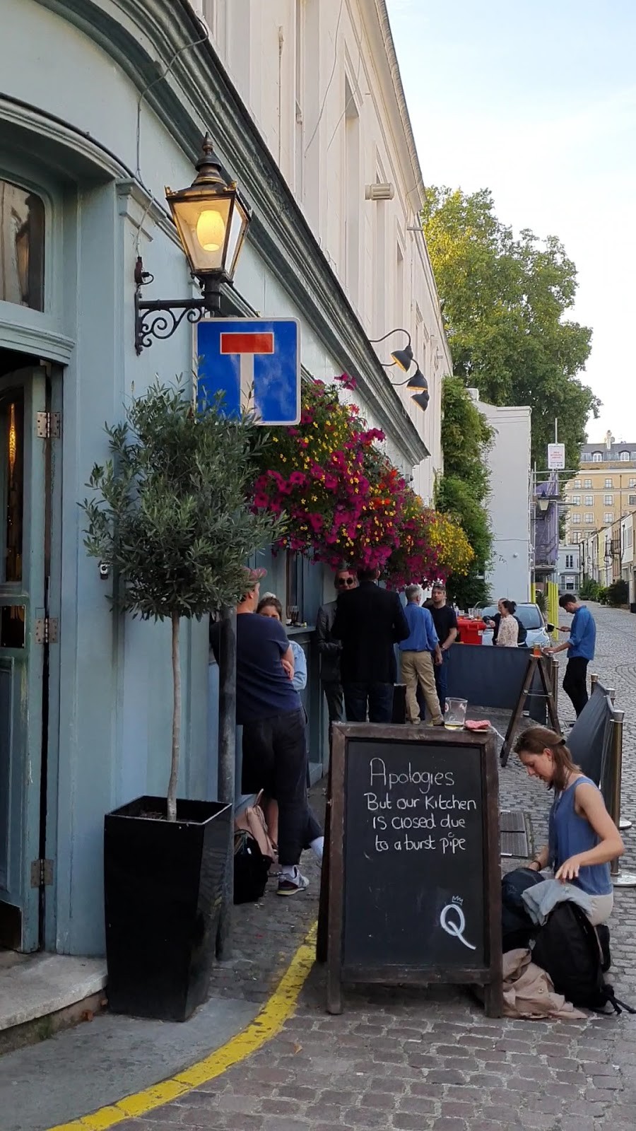 The Queen's Arms: the place