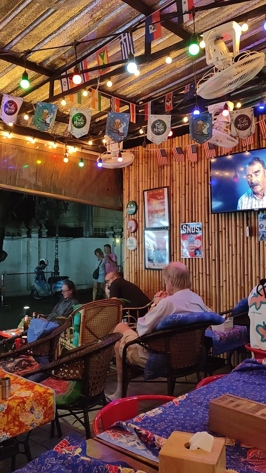Alley Cat Resto Bar: the place