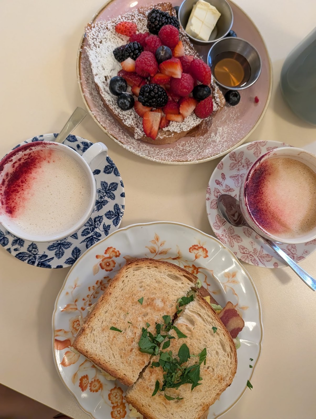 OM NOM NOM CAFÉ: food & drinks