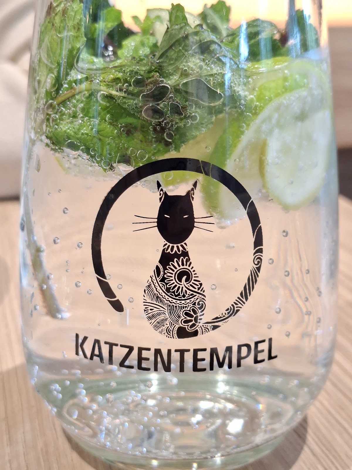 Katzentempel Hamburg Holstenwall: food & drinks
