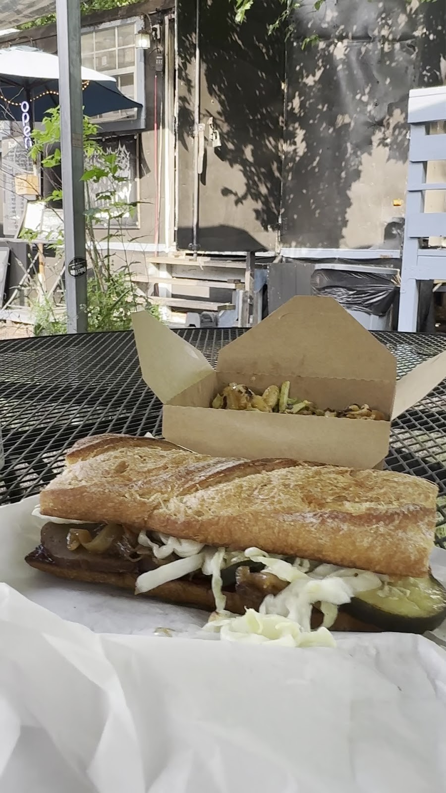 Bistro Vonish: food & drinks