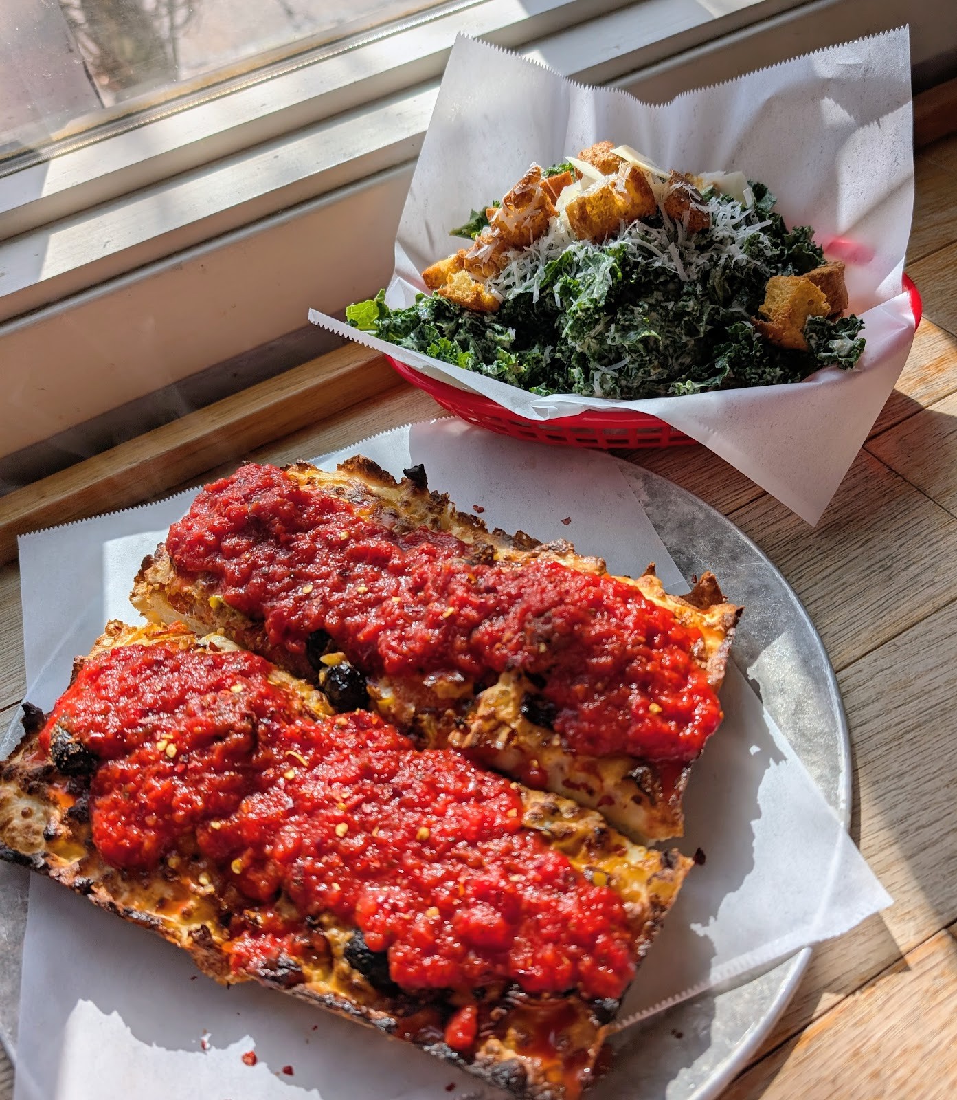 Boxcar Pizza: food & drinks