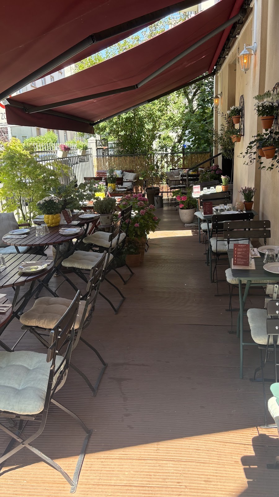 tischlein deck dich: the place