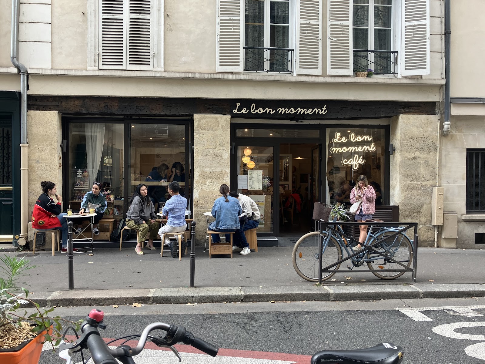 Le bon moment café: the place