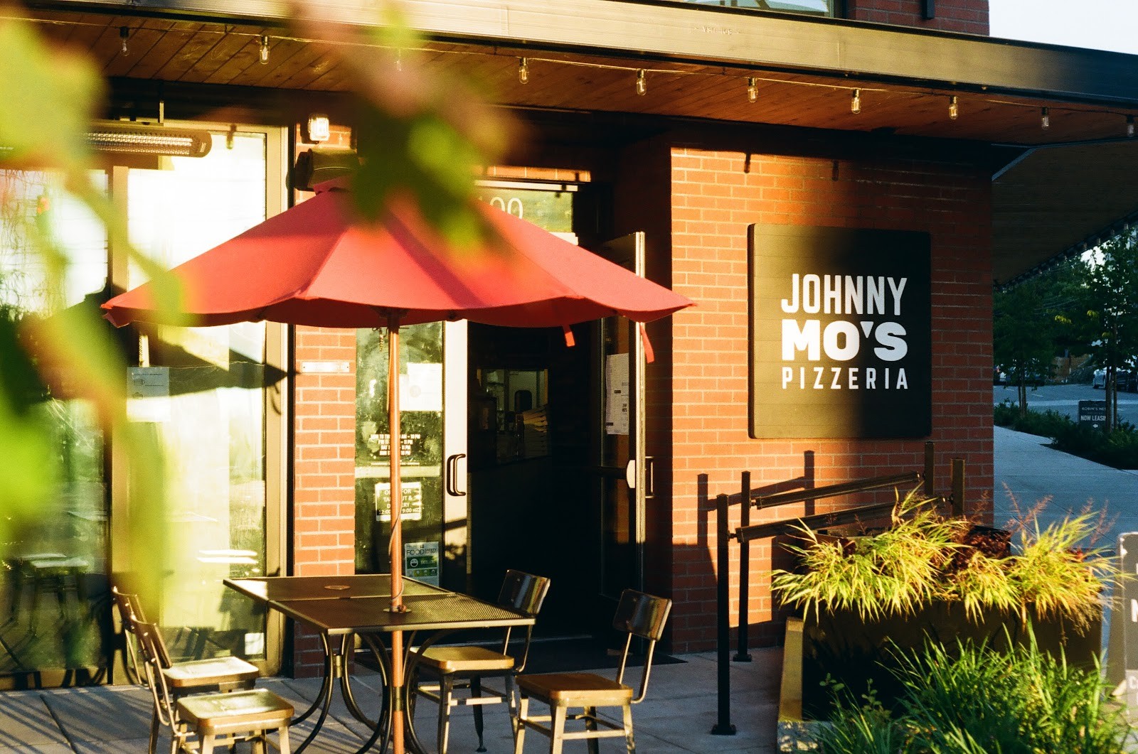 Johnny Mo's Pizzeria: the place
