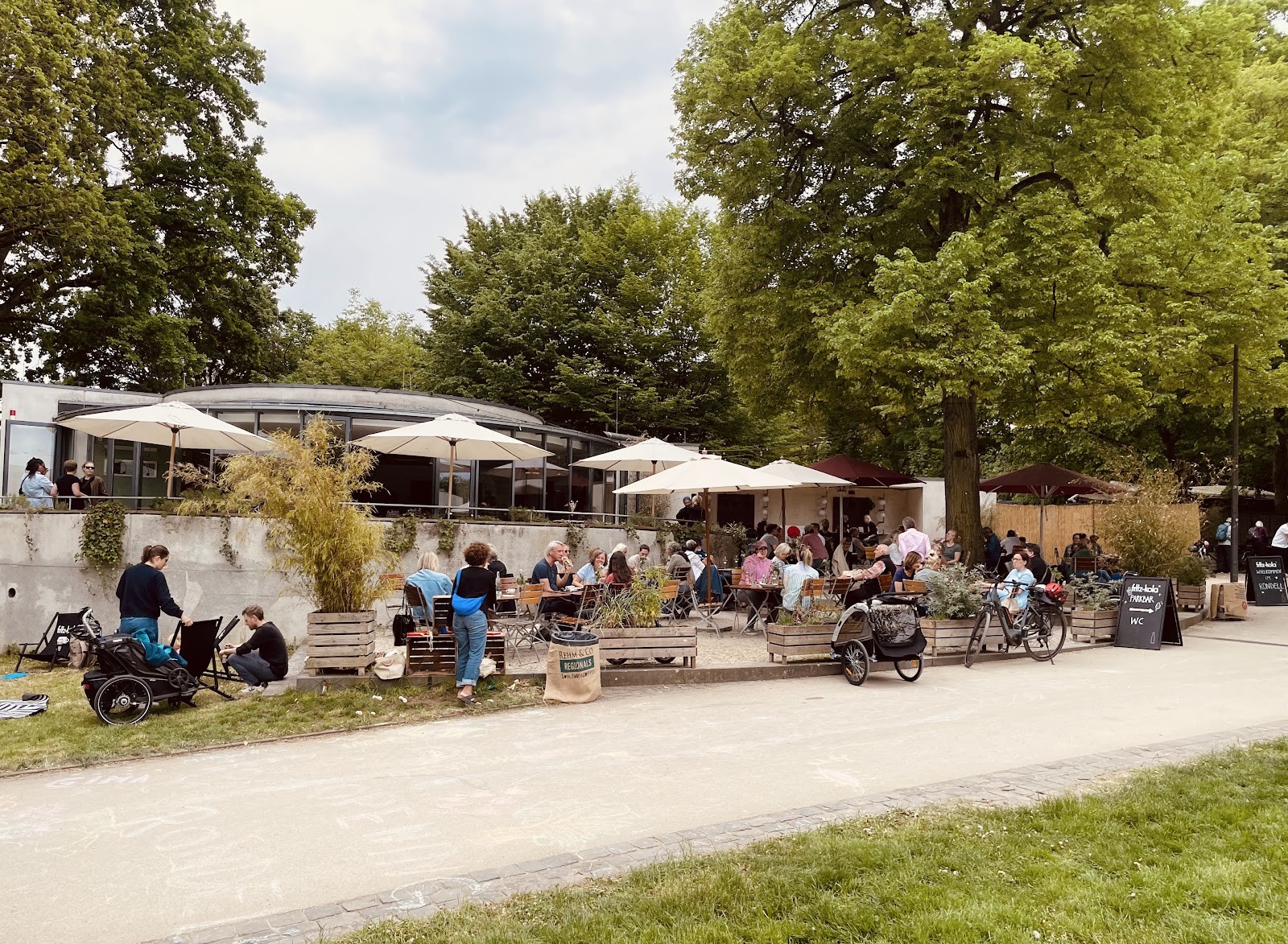 Rondell Frankfurt - Café und Restaurant im Huthpark: the place