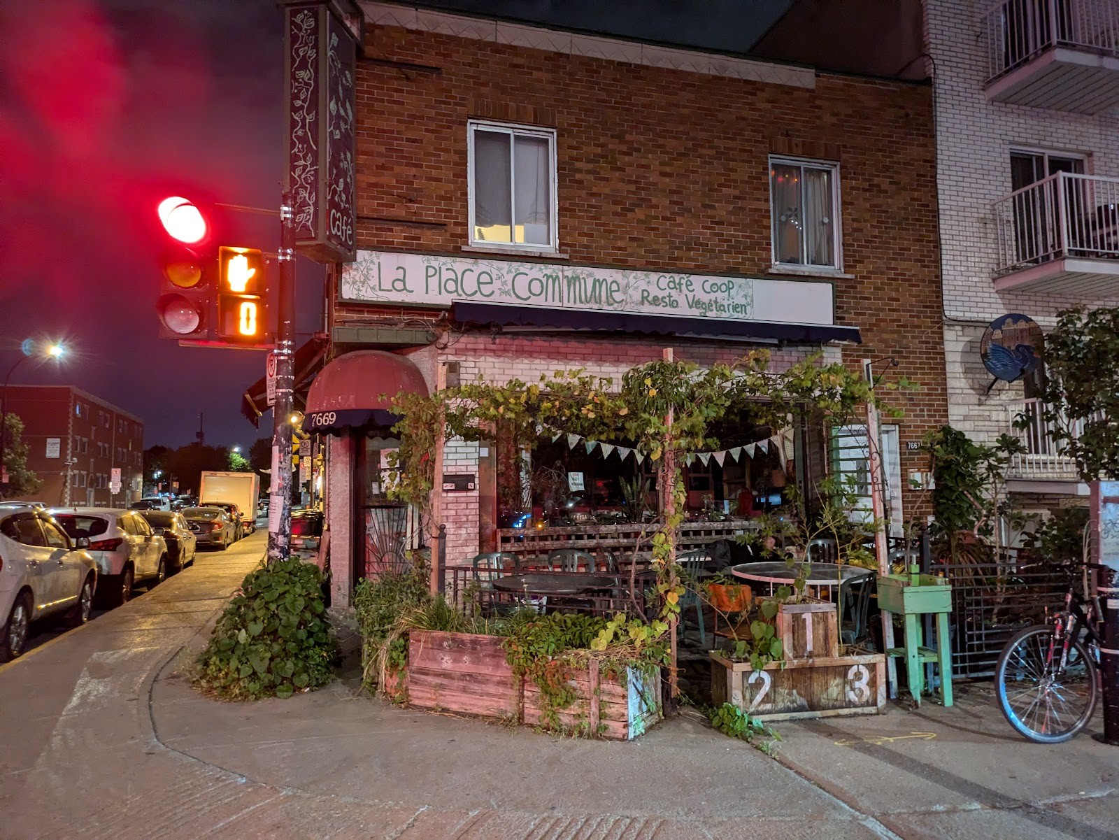 Café La Place Commune: the place
