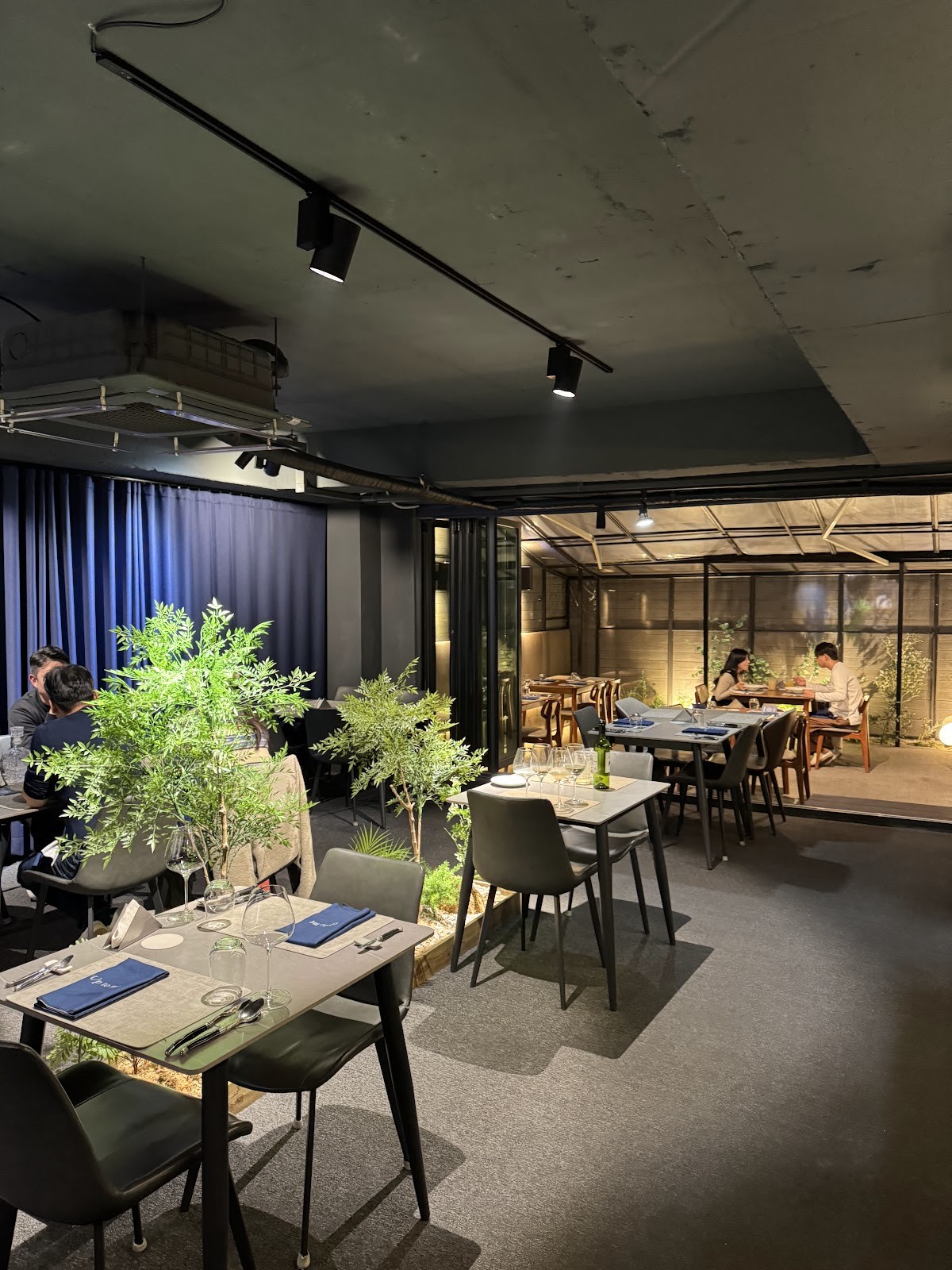 업투미 (up to me): the place