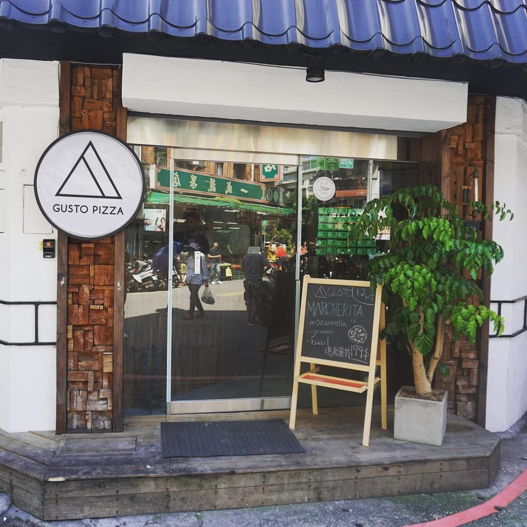Gusto Pizza: the place