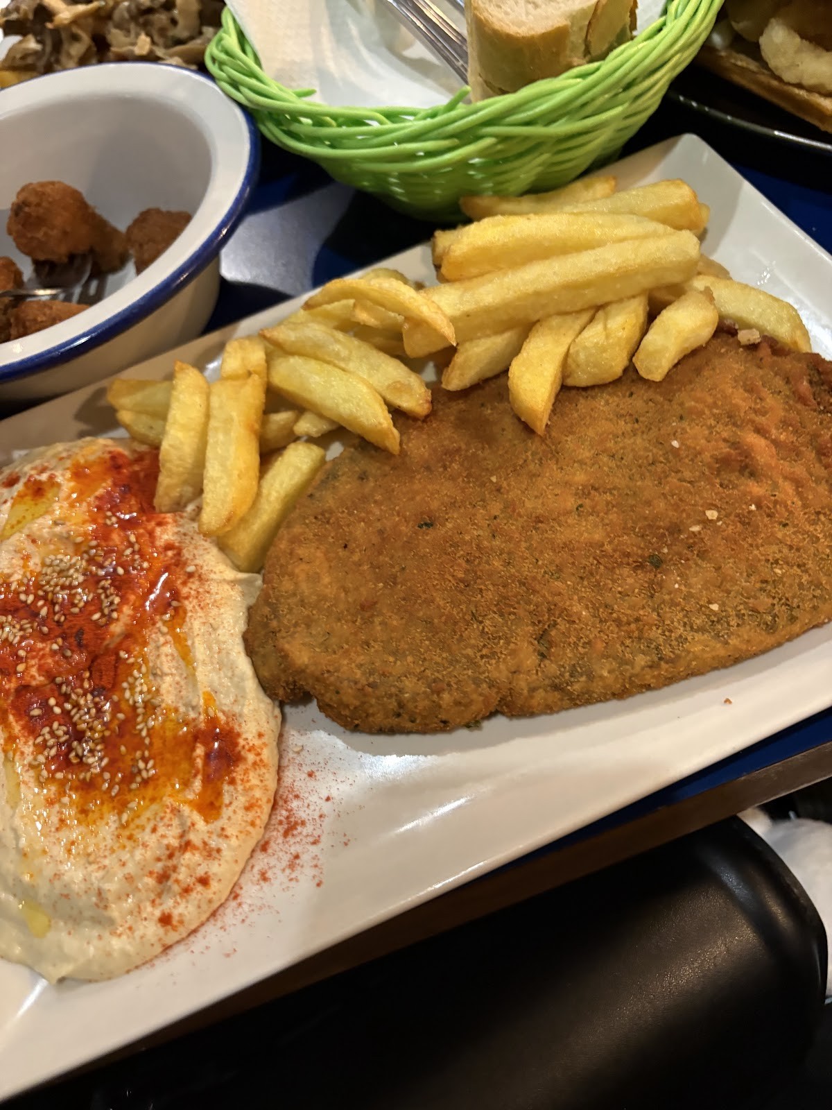 B13 bar: food & drinks