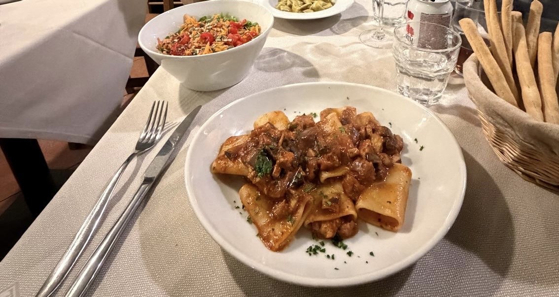 Mezzaluna: food & drinks