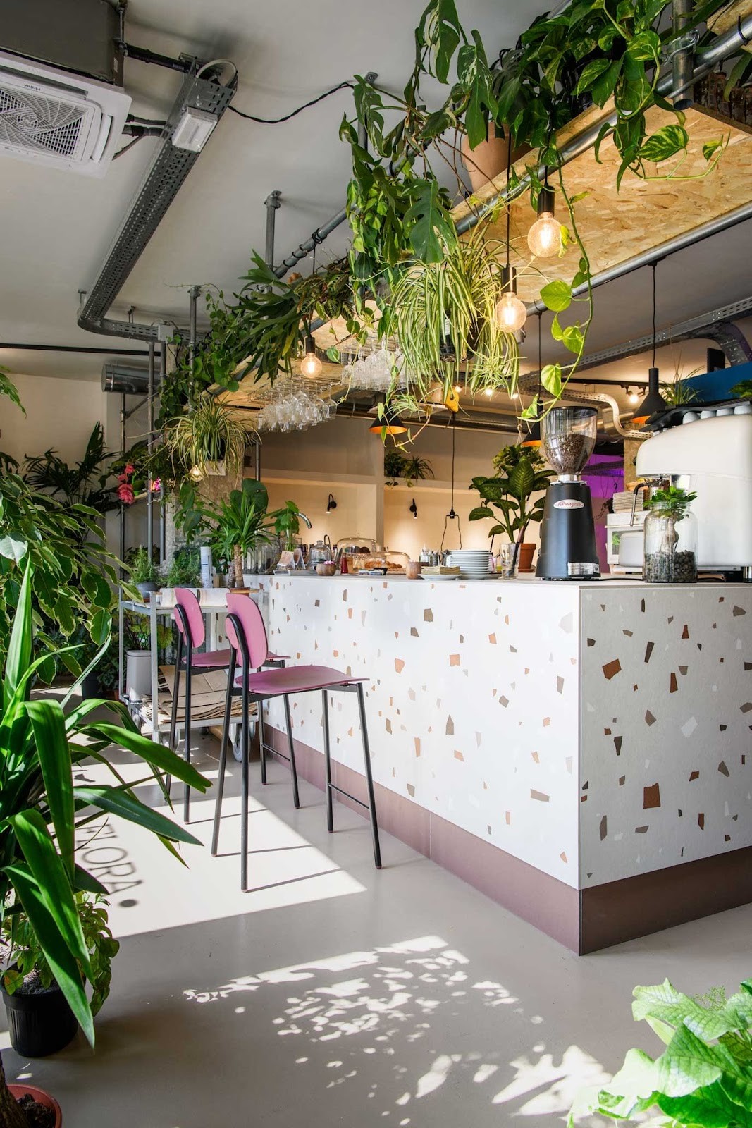 Flora et Labora: the place