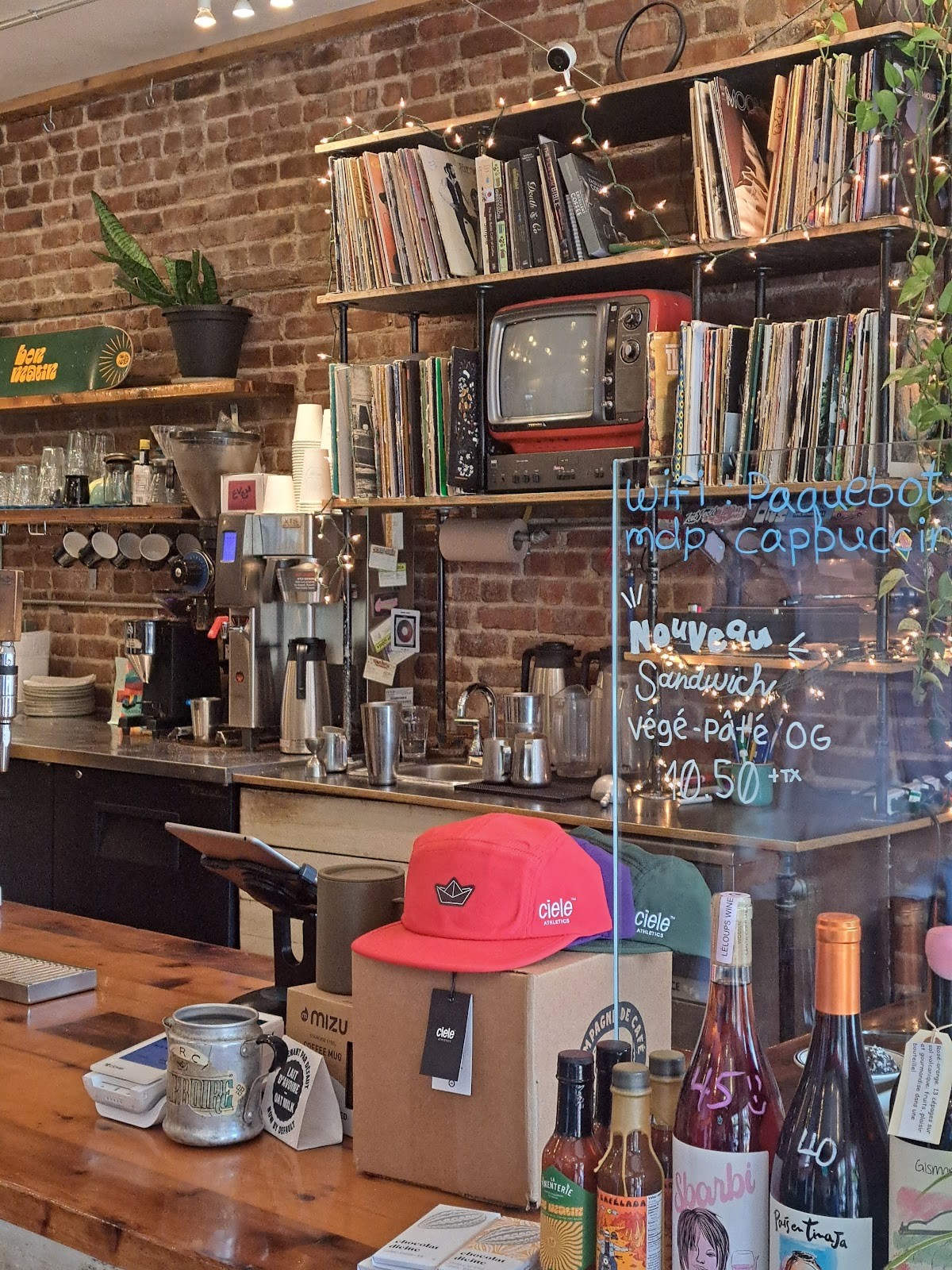 Café Paquebot Bélanger: the place