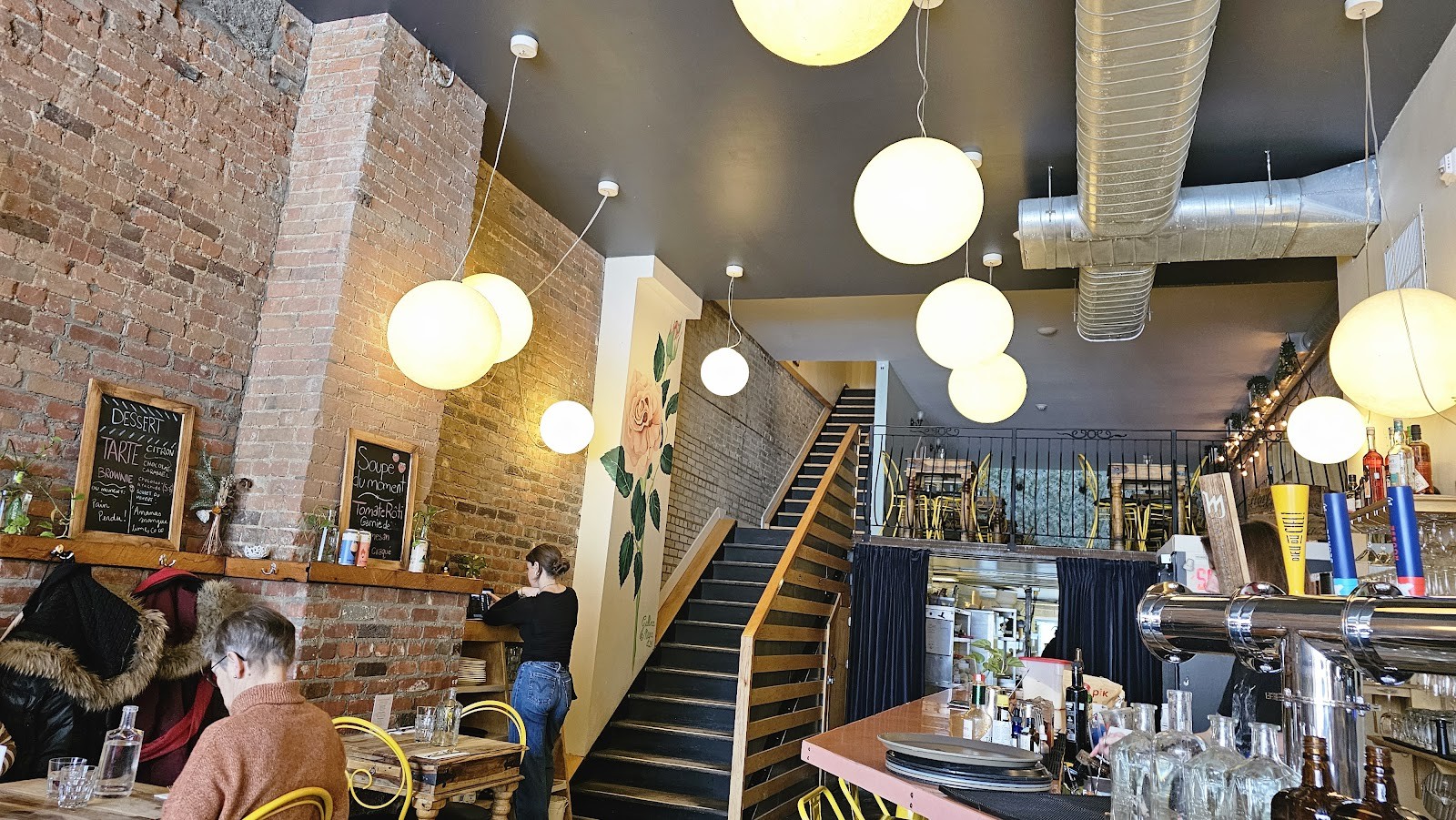 Lola Rosa Place-des-Arts: the place