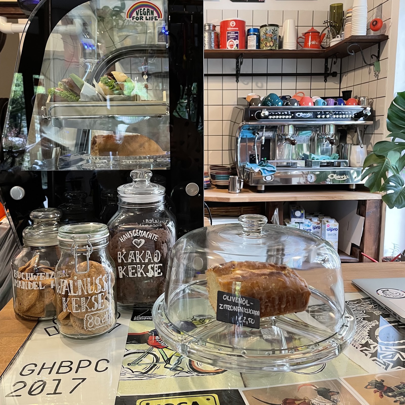 The Rolling Dackel - Bike Service & Vegan Café: the place