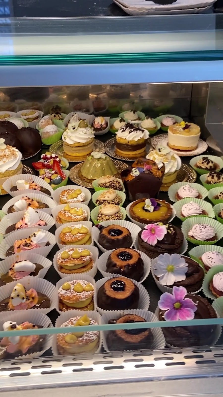 Leccornie Pasticceria Vegana: food & drinks