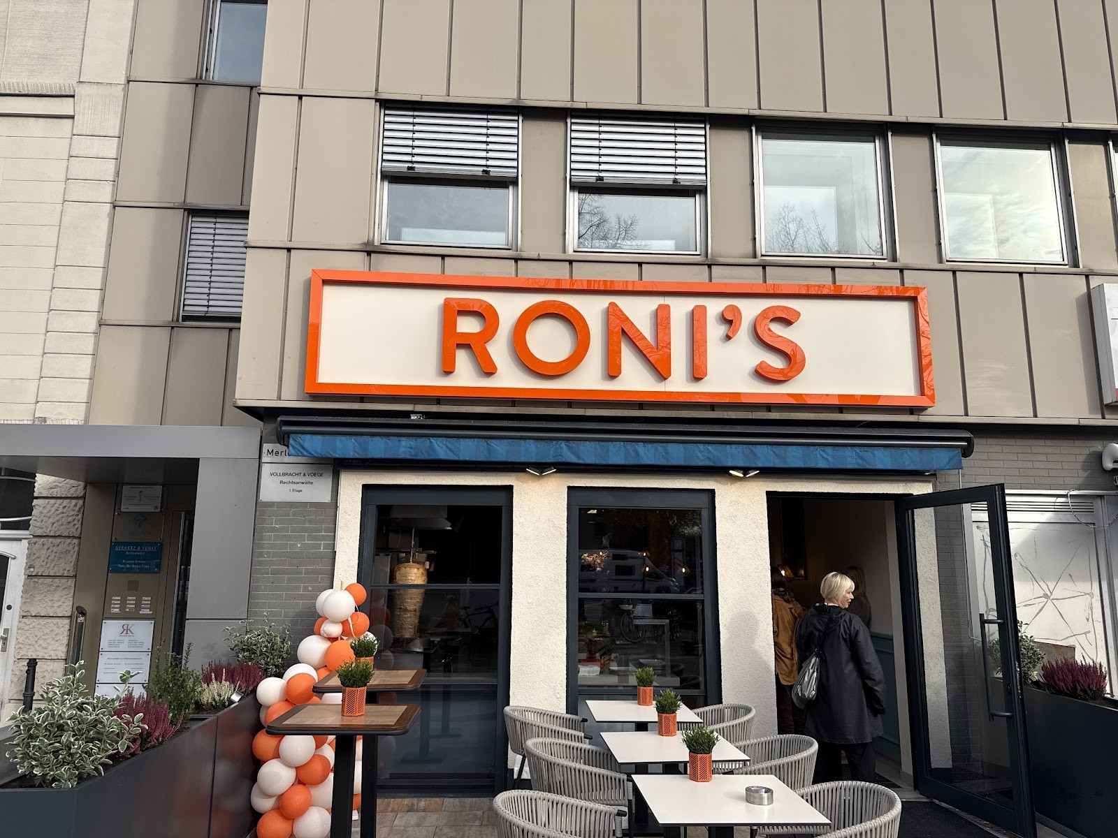 RONI'S: the place