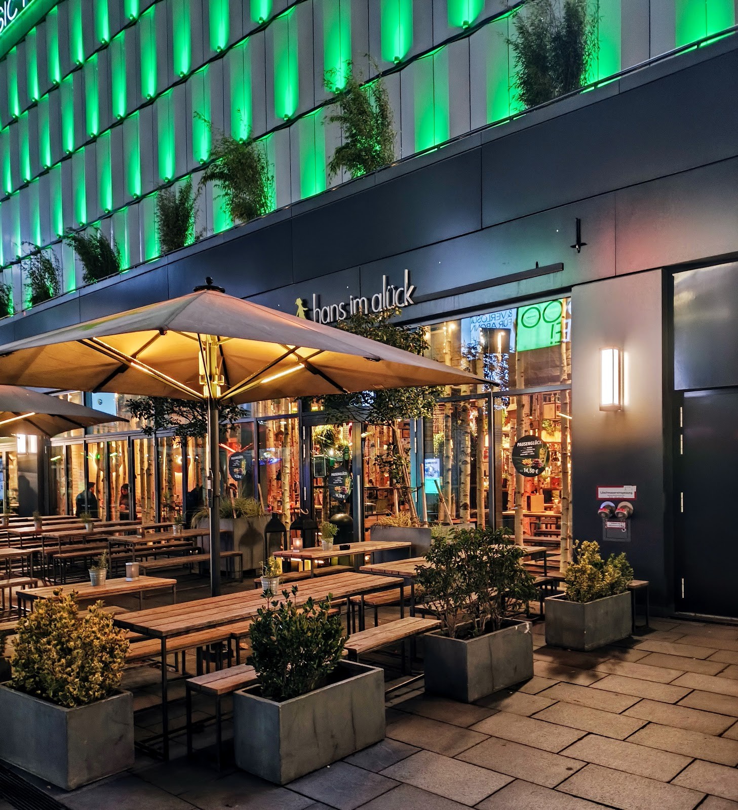 Hans Im Glück - Mercedes Platz: the place