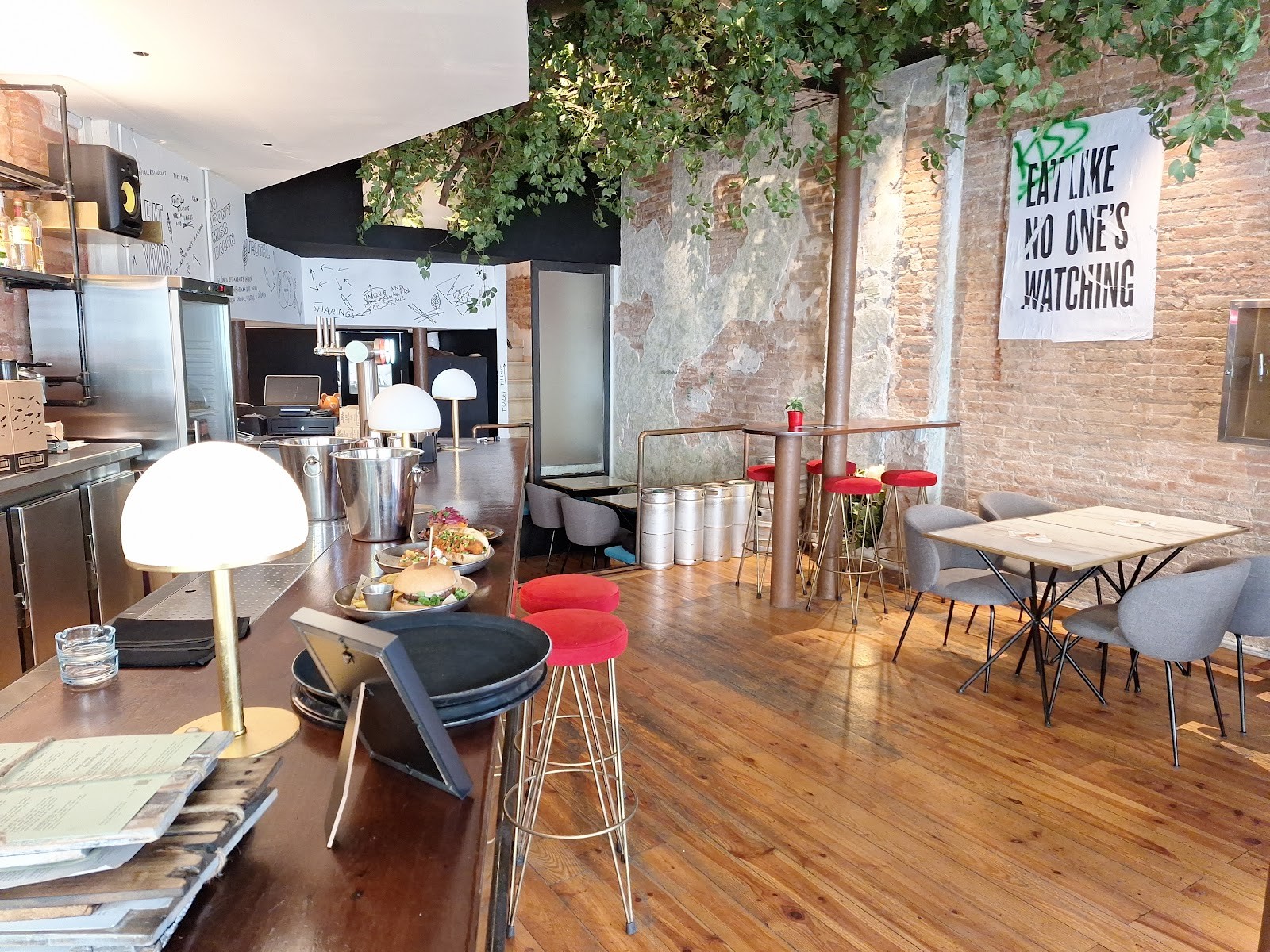 Vrutal | Vegan Burger Eixample: the place