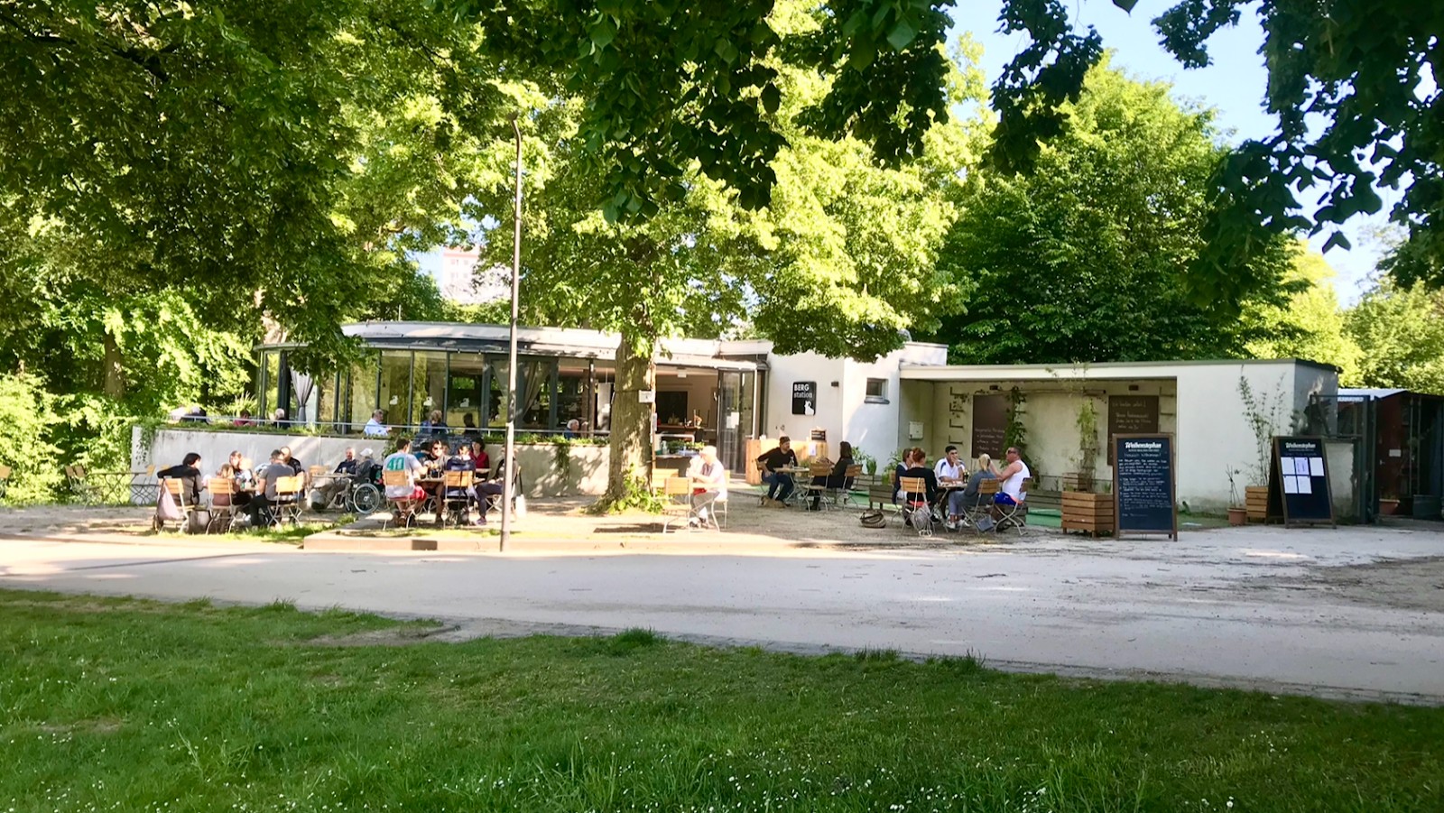 Rondell Frankfurt - Café und Restaurant im Huthpark: the place