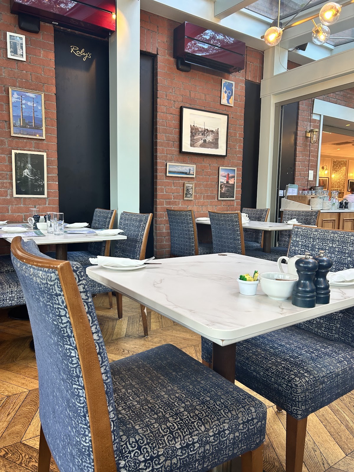 Roly's Bistro & Roly's Heated Terrace Restaurant, Cocktail & Wine Bar: the place