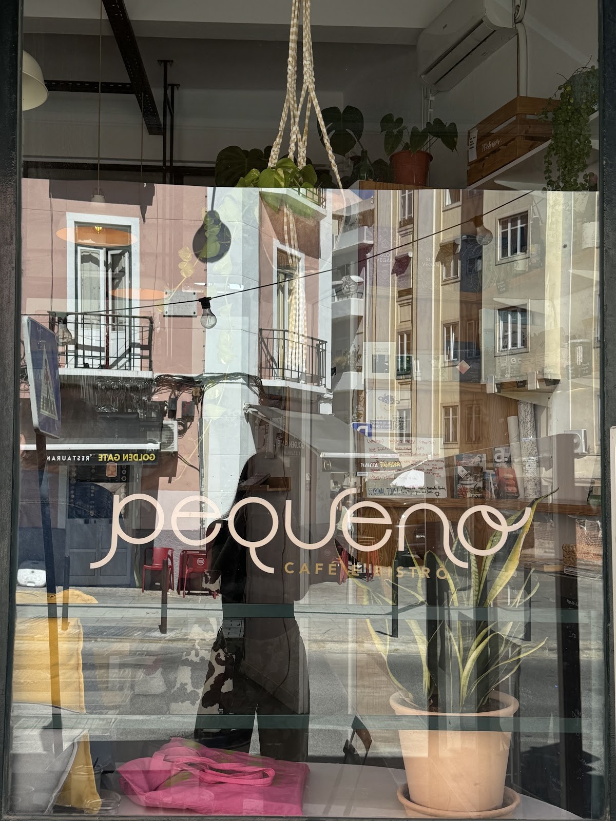 Pequeno Café e Bistrô - Arroios: the place