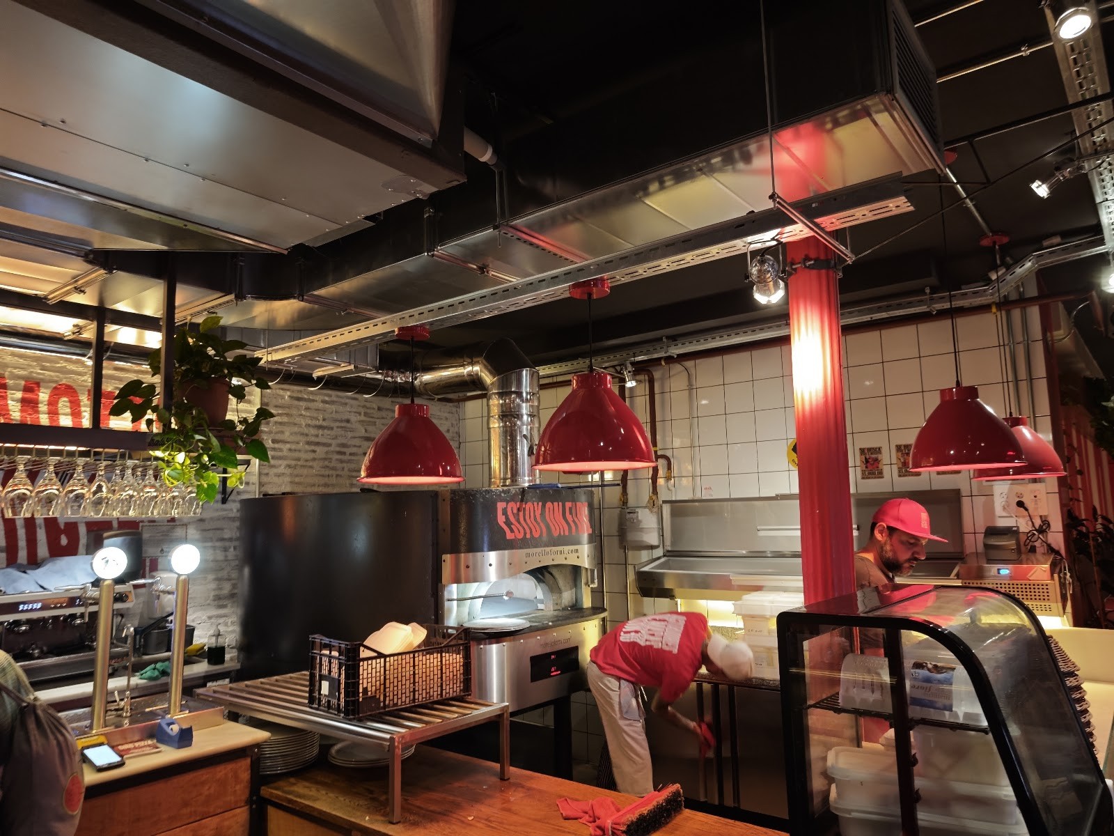 Can Pizza: the place
