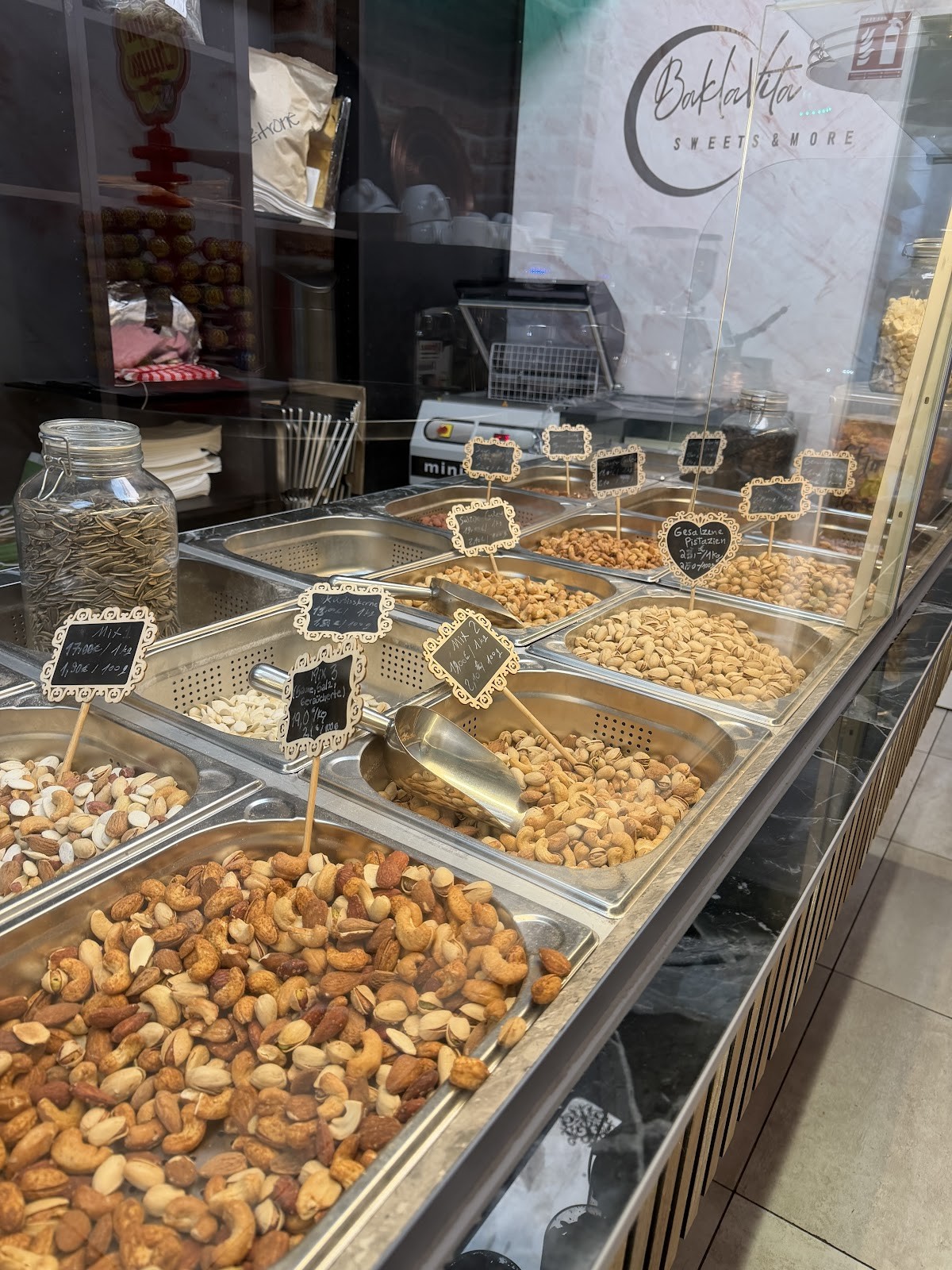Baklavita Sweets & More حلويات ومكسرات سوريه فاخره فرانكفورت بكلافيتا: the place