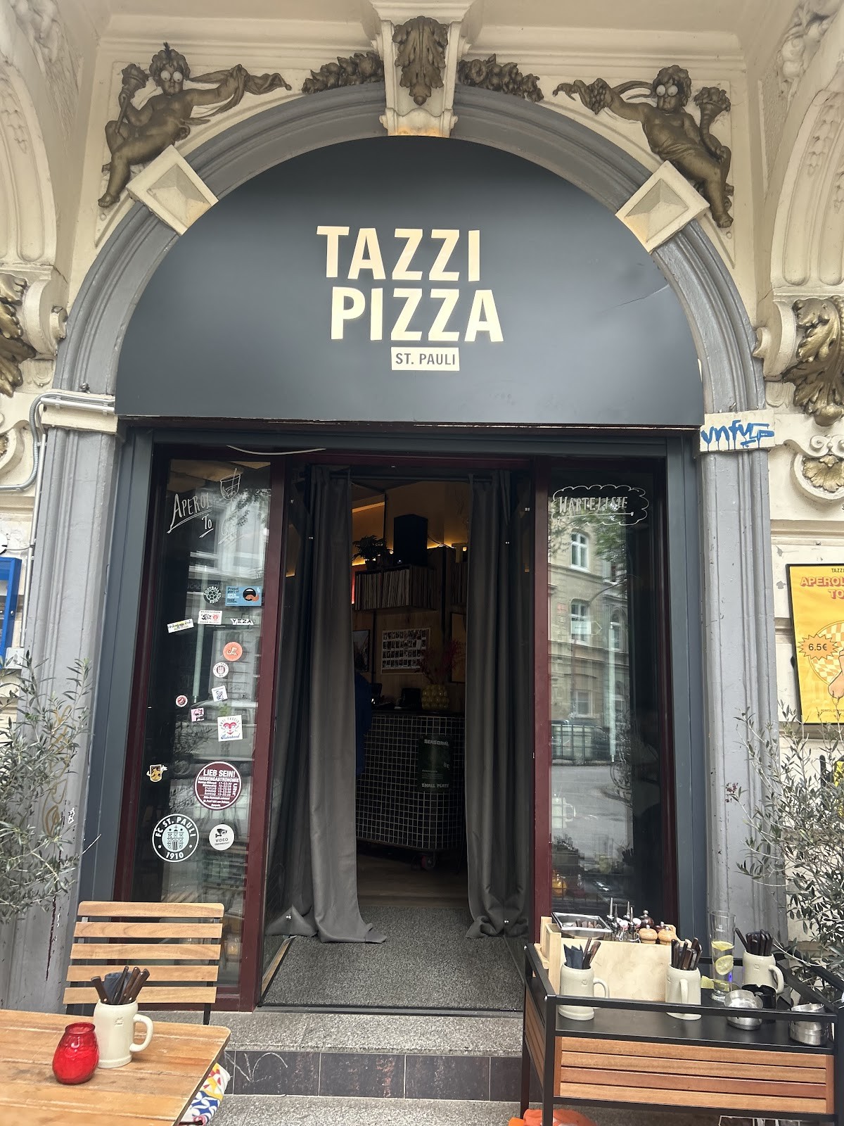 Tazzi Pizza: the place