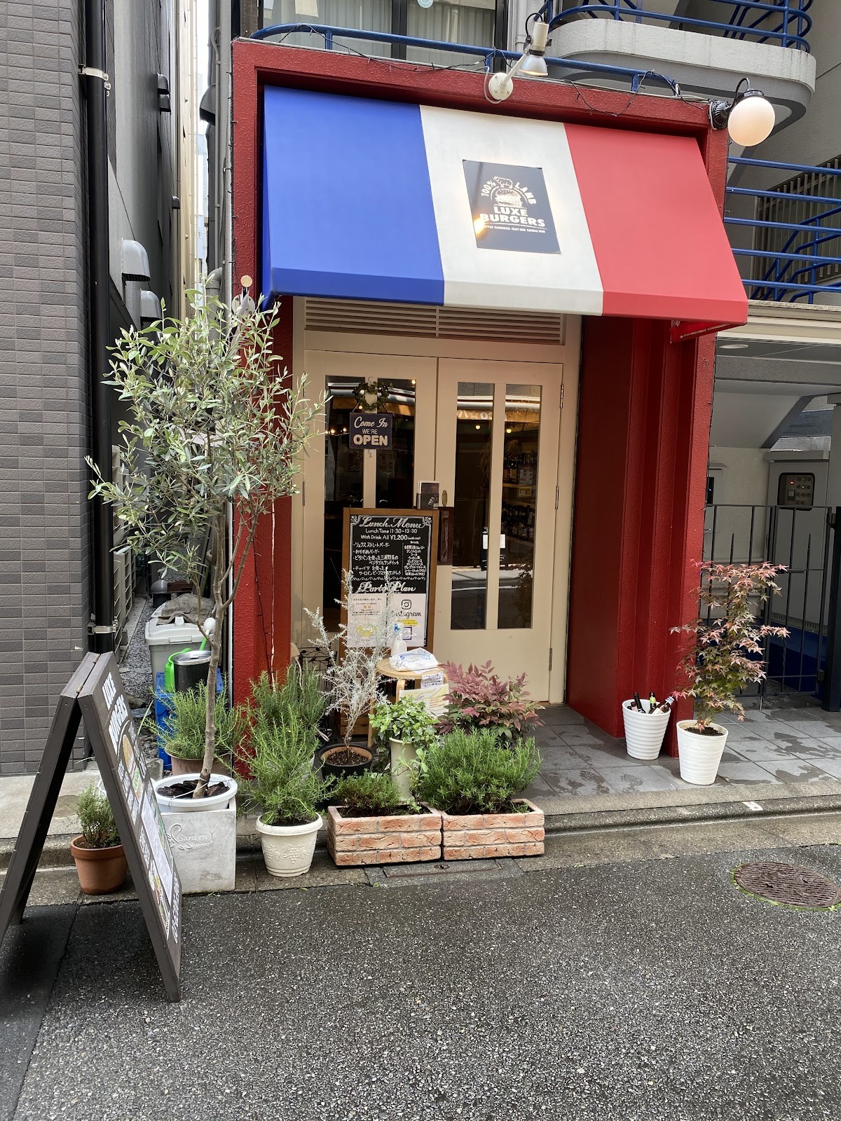 LUXE BURGERS NINGYOCHO: the place