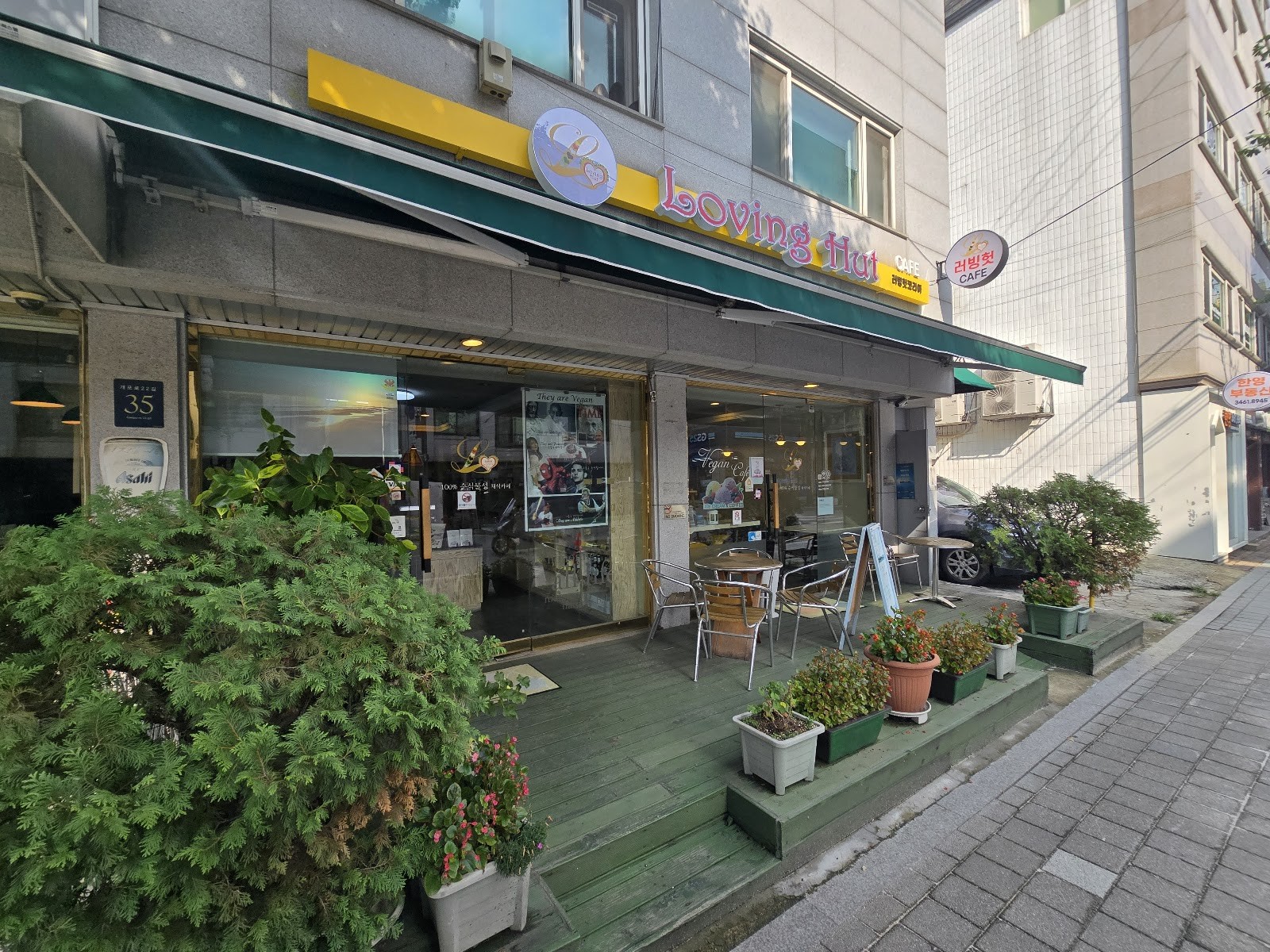Loving Hut Cafe: the place