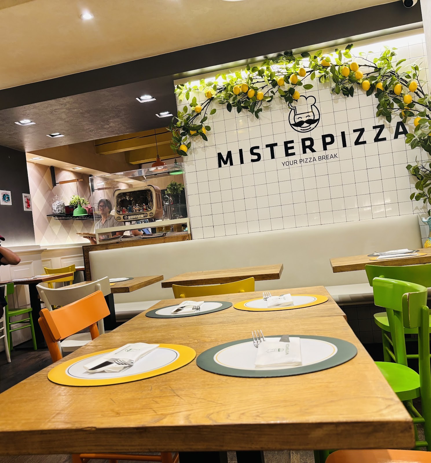 Mister Pizza: the place