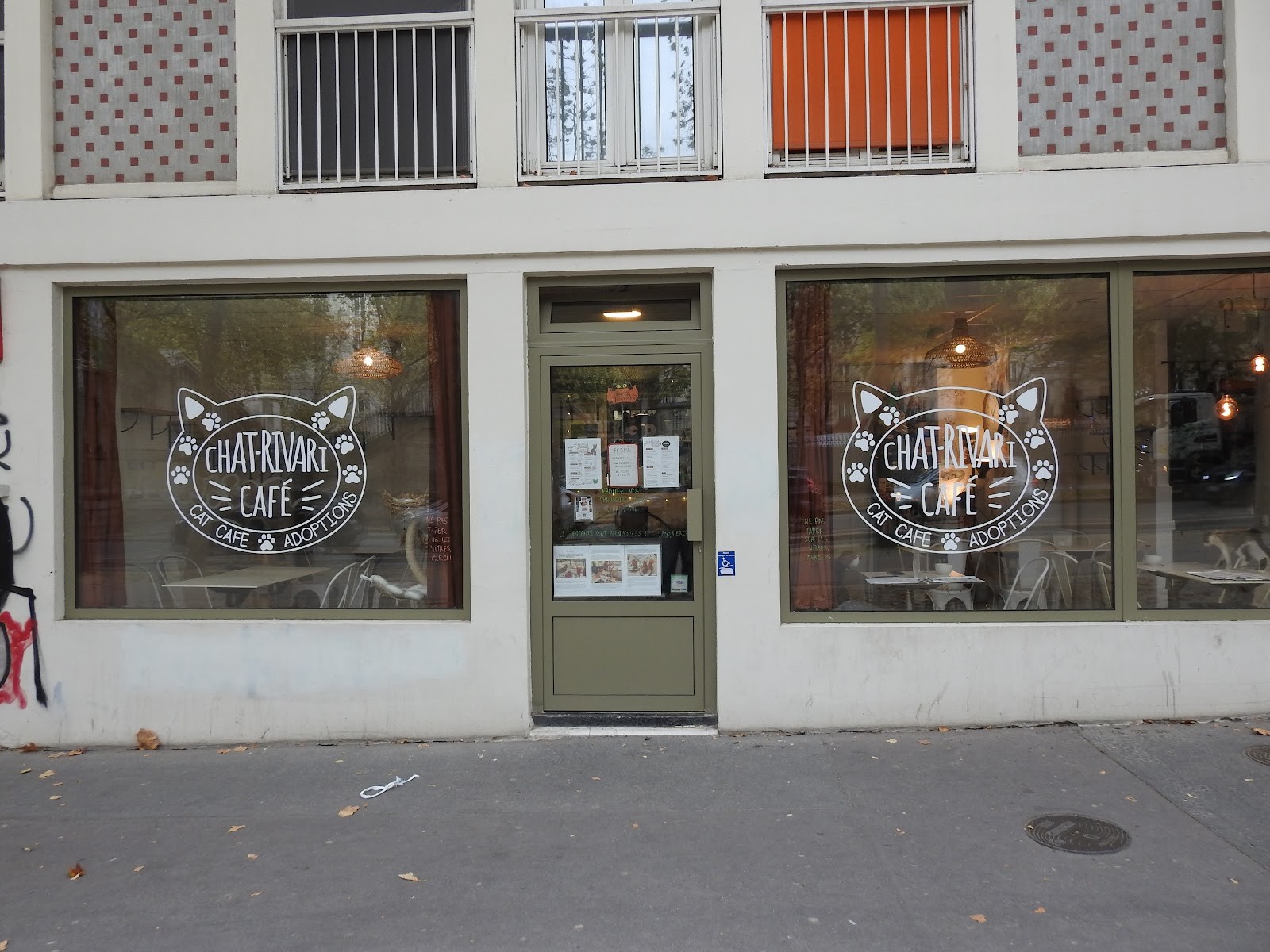 Le Chat-Rivari Café: the place