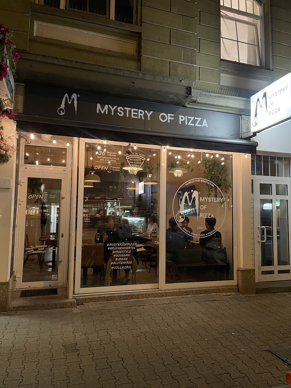 Mystery of Pizza: the place