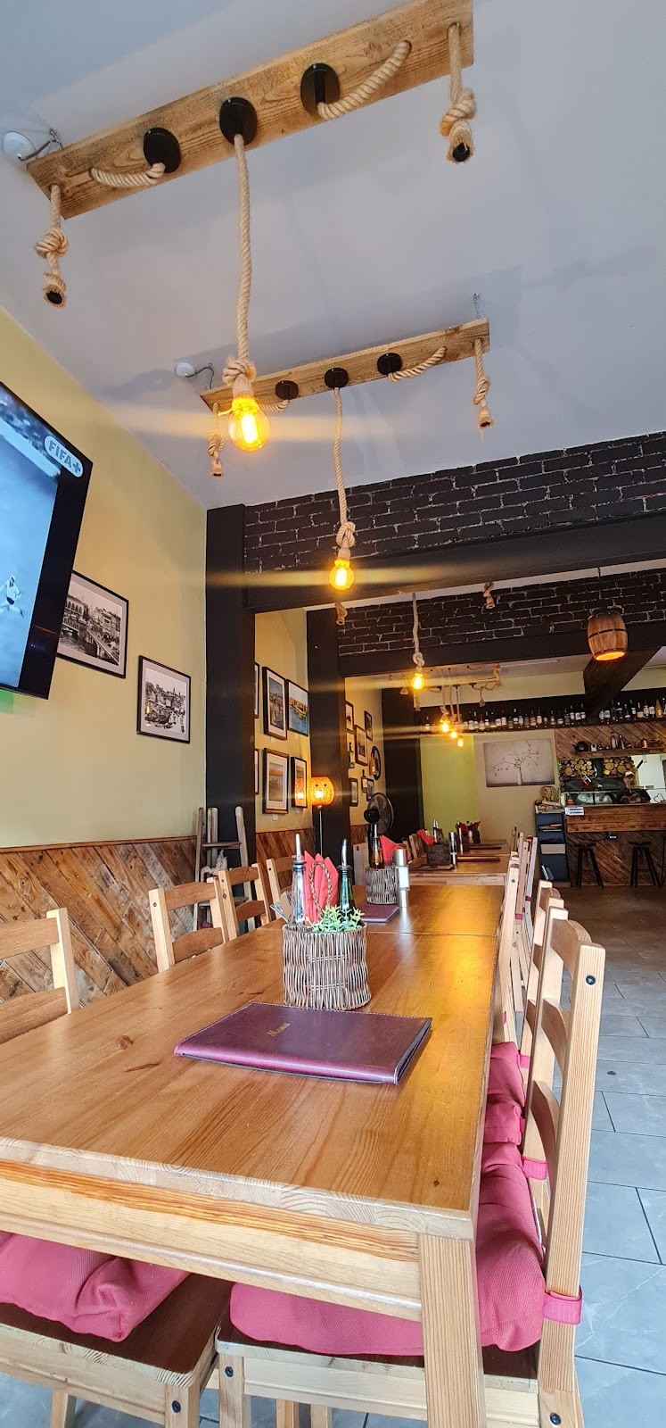Tomato & Basil Pizzeria: the place