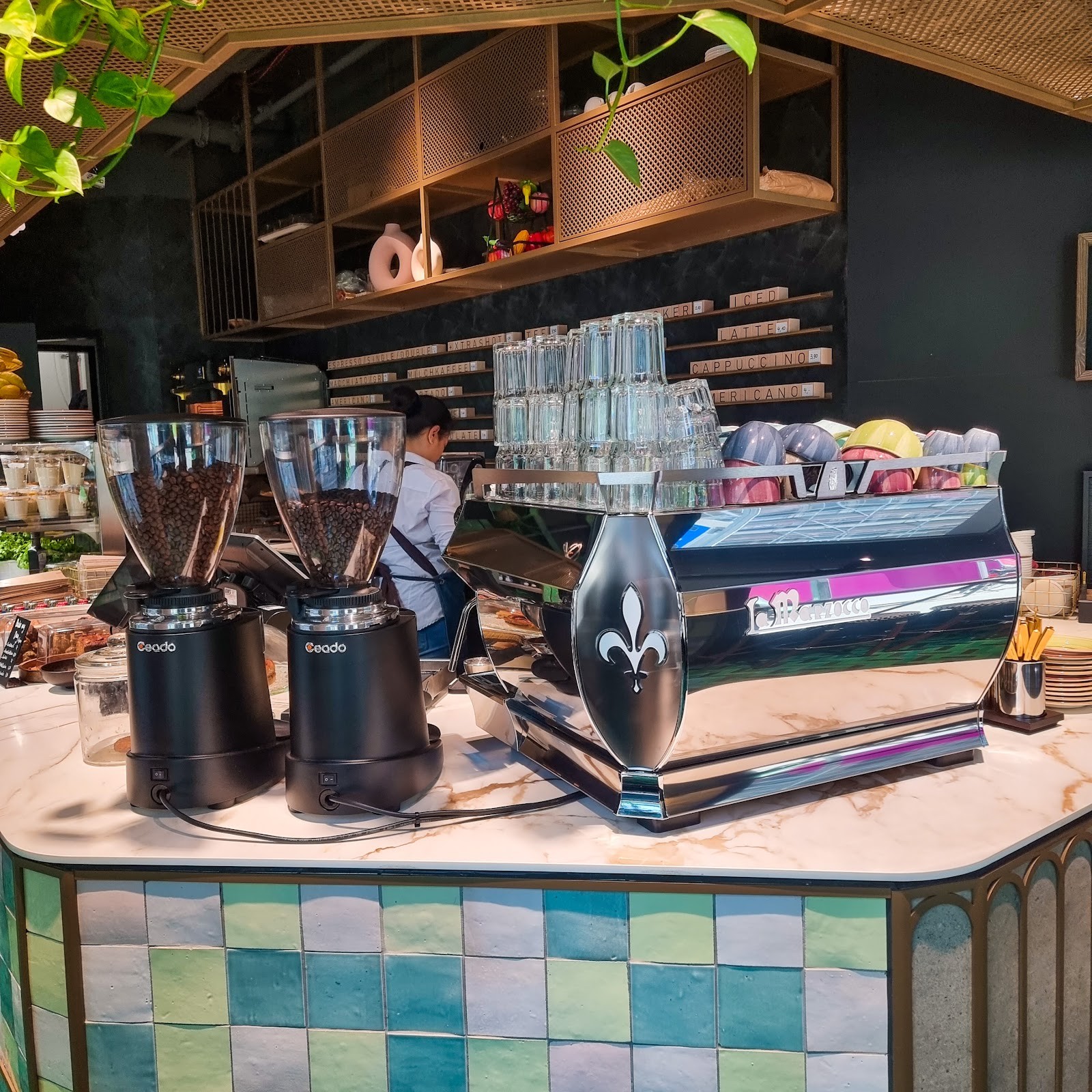 Roots Café und Deli by Heidi und Paul: the place