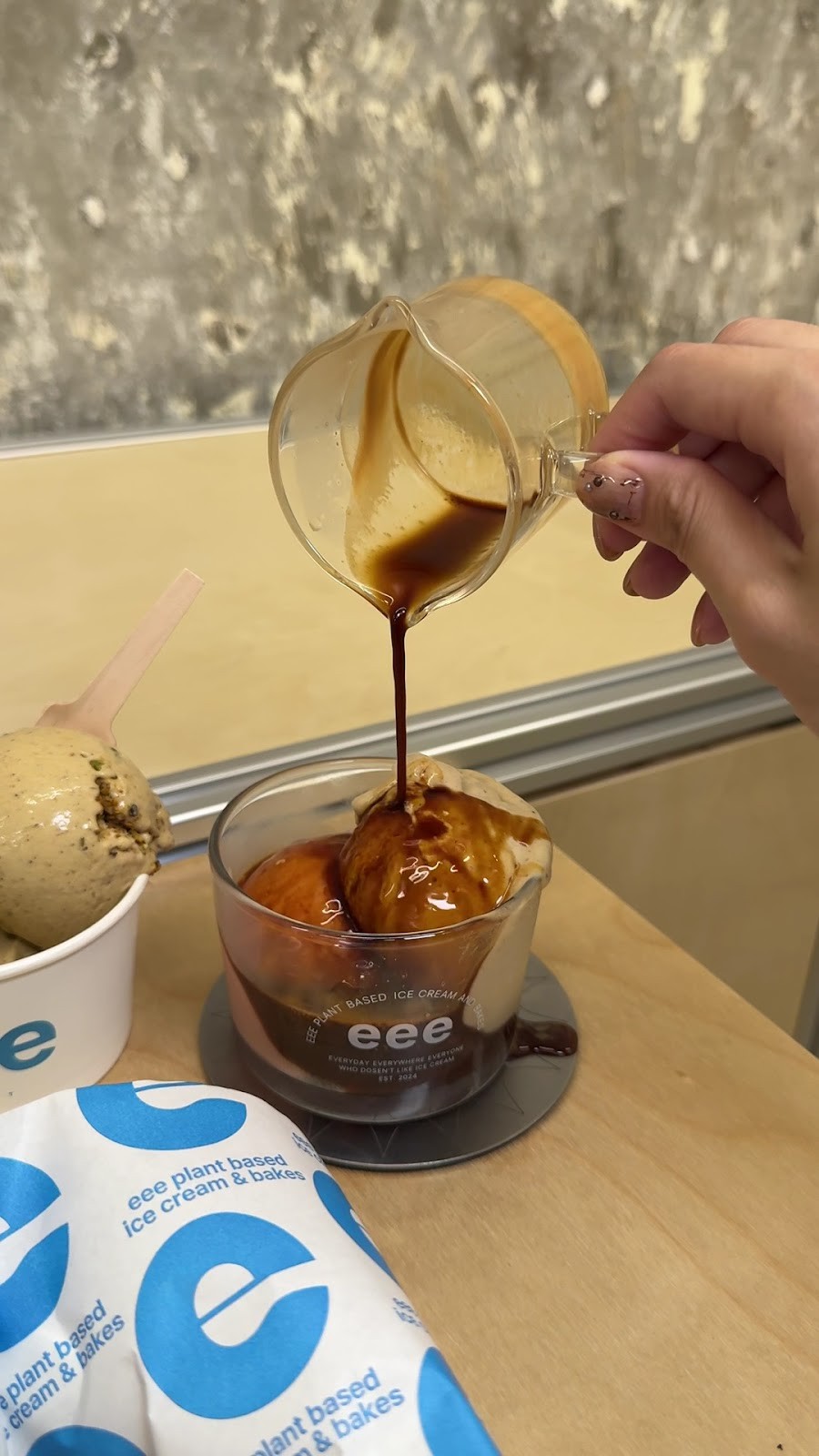 eee ice cream and bakes: food & drinks