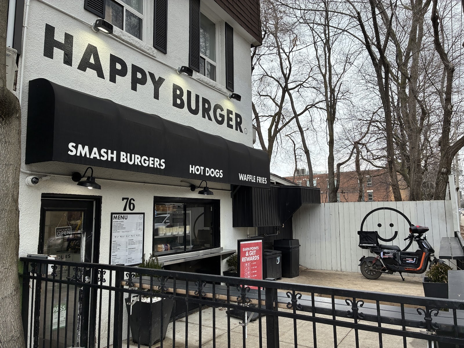 Happy Burger - Lippincott St.: the place