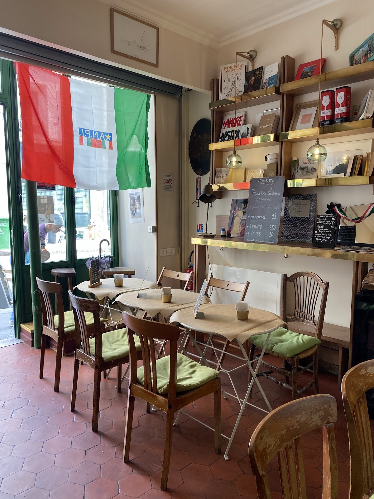 Isola La Cantine Littéraire: the place