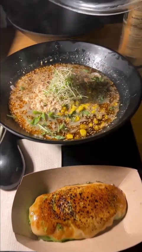 REDWHITE BONELESS RAMEN: food & drinks