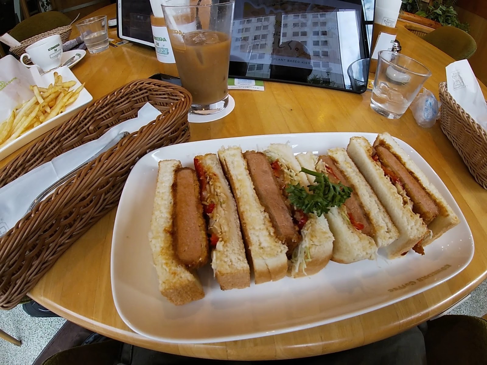KOMEDA is ☐ higashiginza: food & drinks